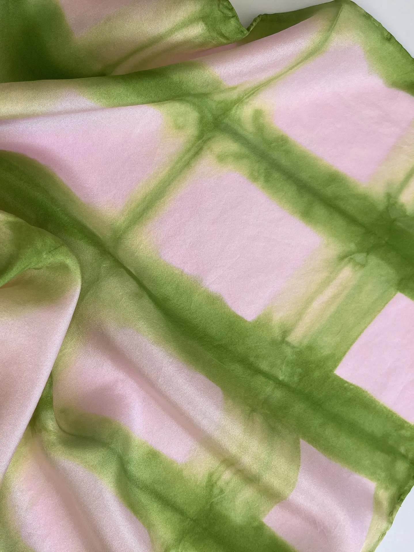 Pañuelo seda cuadros rosa 1