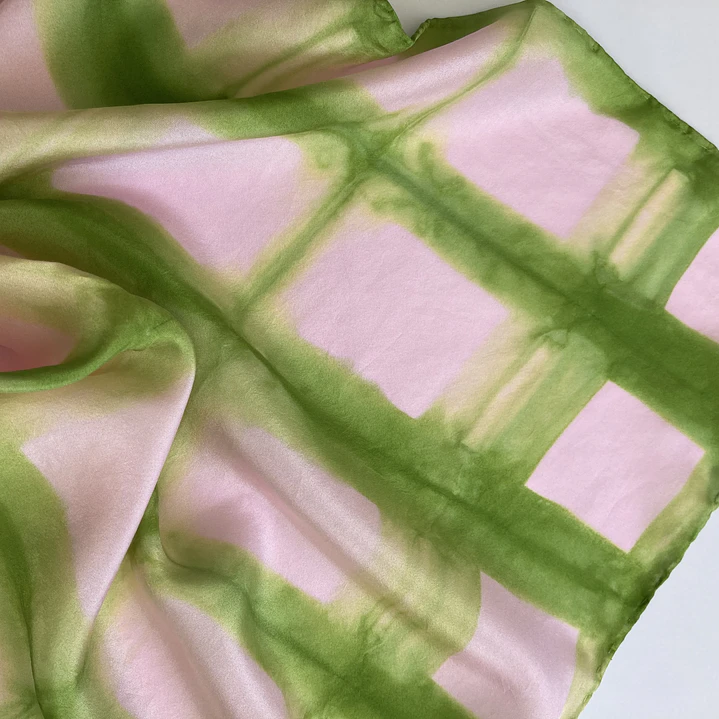 Pañuelo seda cuadros rosa 1