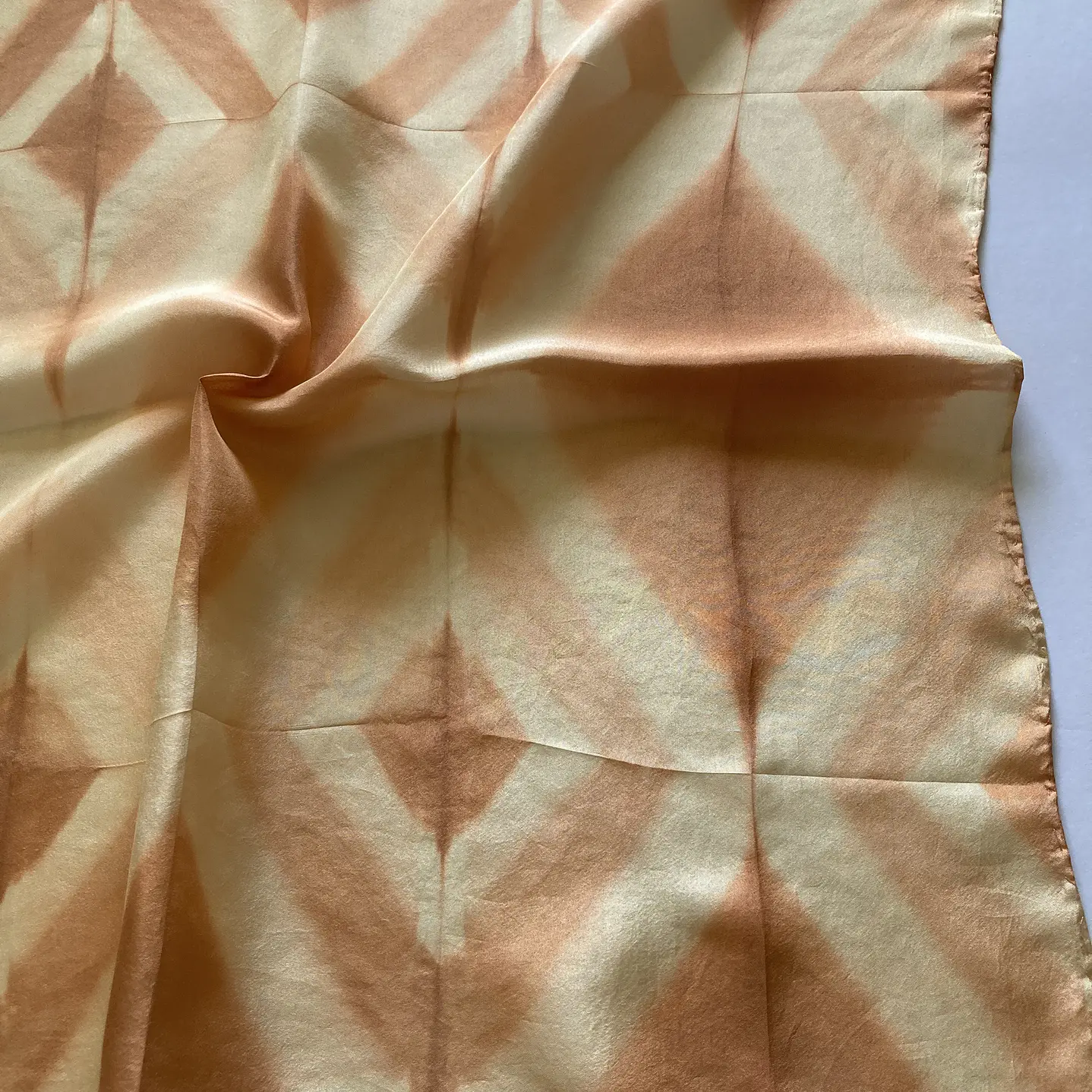 Pañuelo seda rombo tierra  1