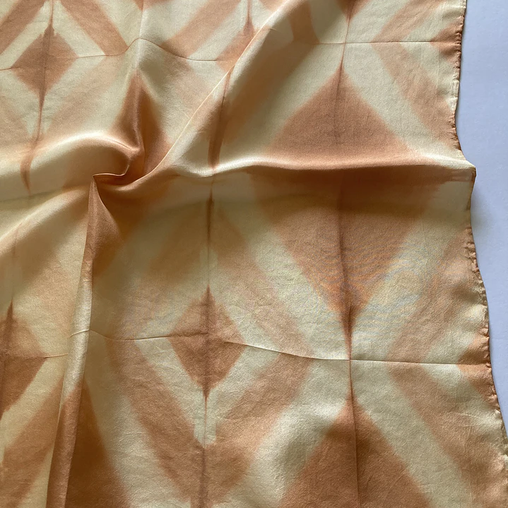 Pañuelo seda rombo tierra  1