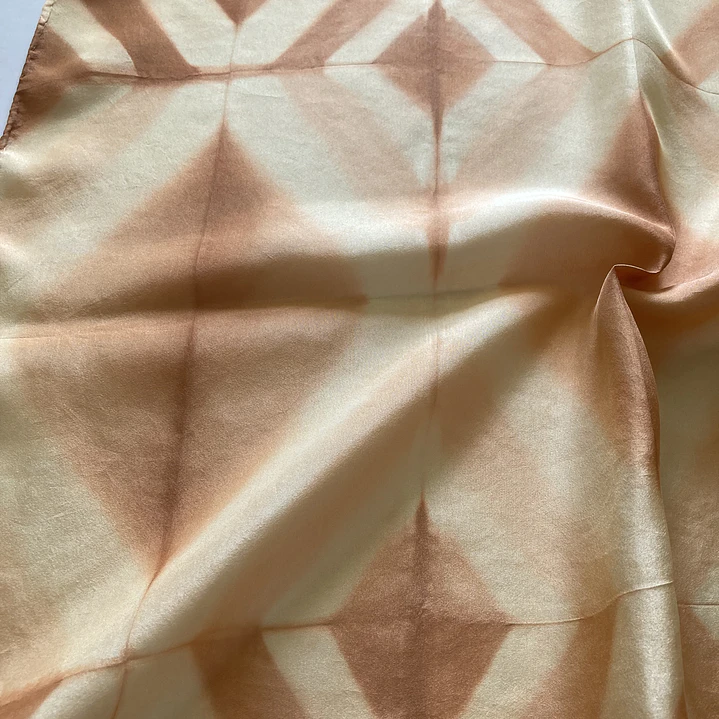 Pañuelo seda rombo tierra  2