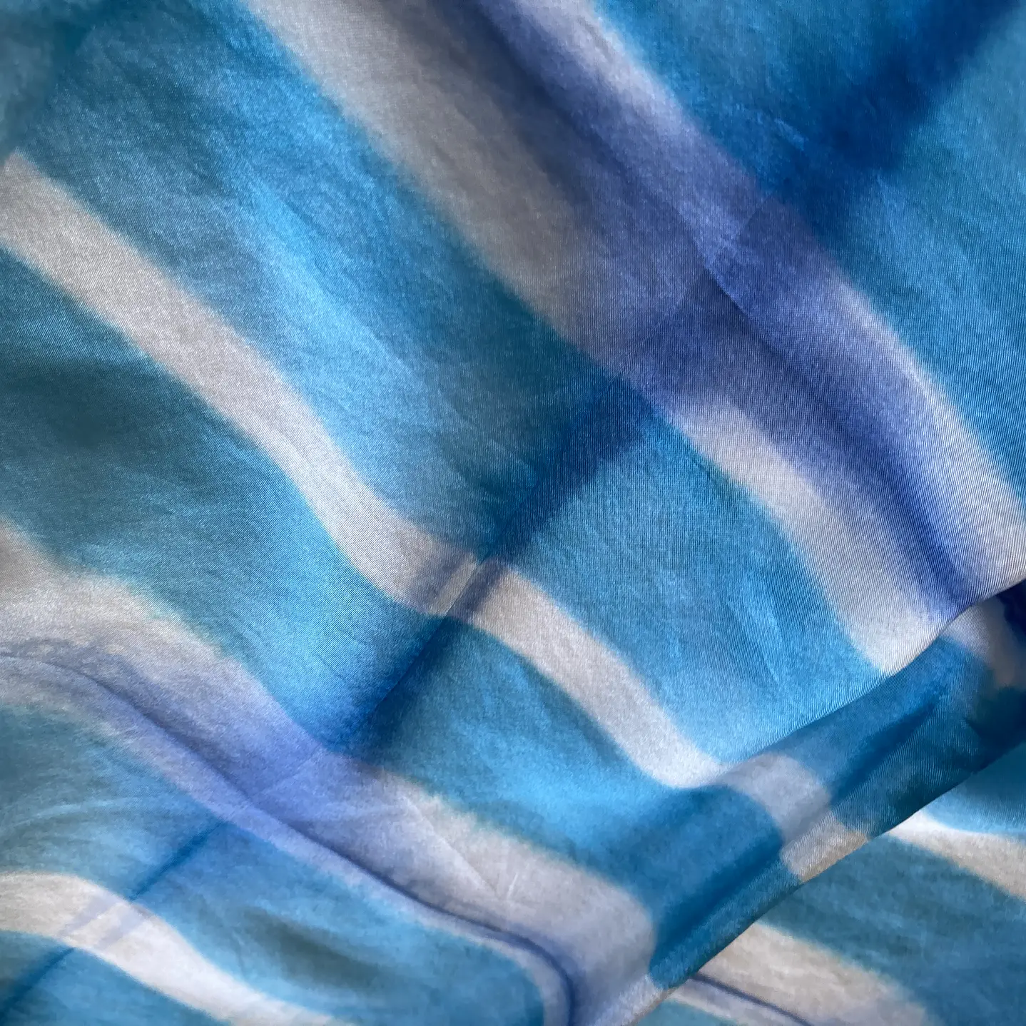 Pañuelo cuadrado líneas petróleo 1