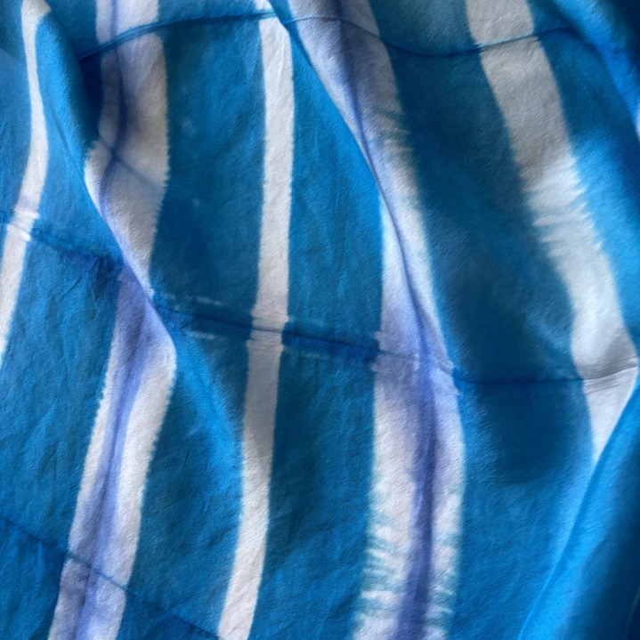 Pañuelo cuadrado líneas petróleo 3