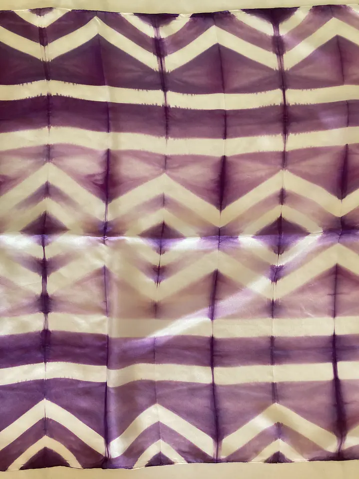 Pañuelo seda geometría violeta 1