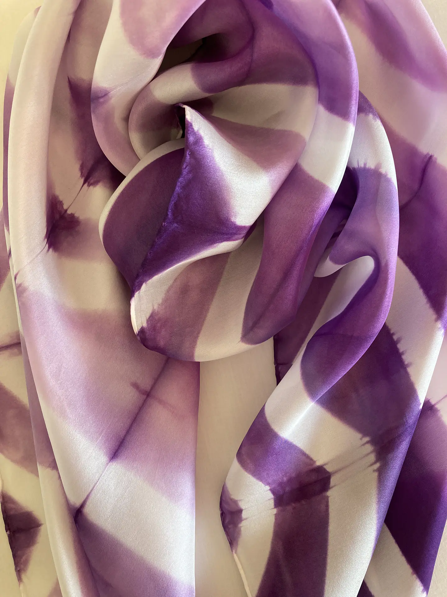 Pañuelo seda geometría violeta 2