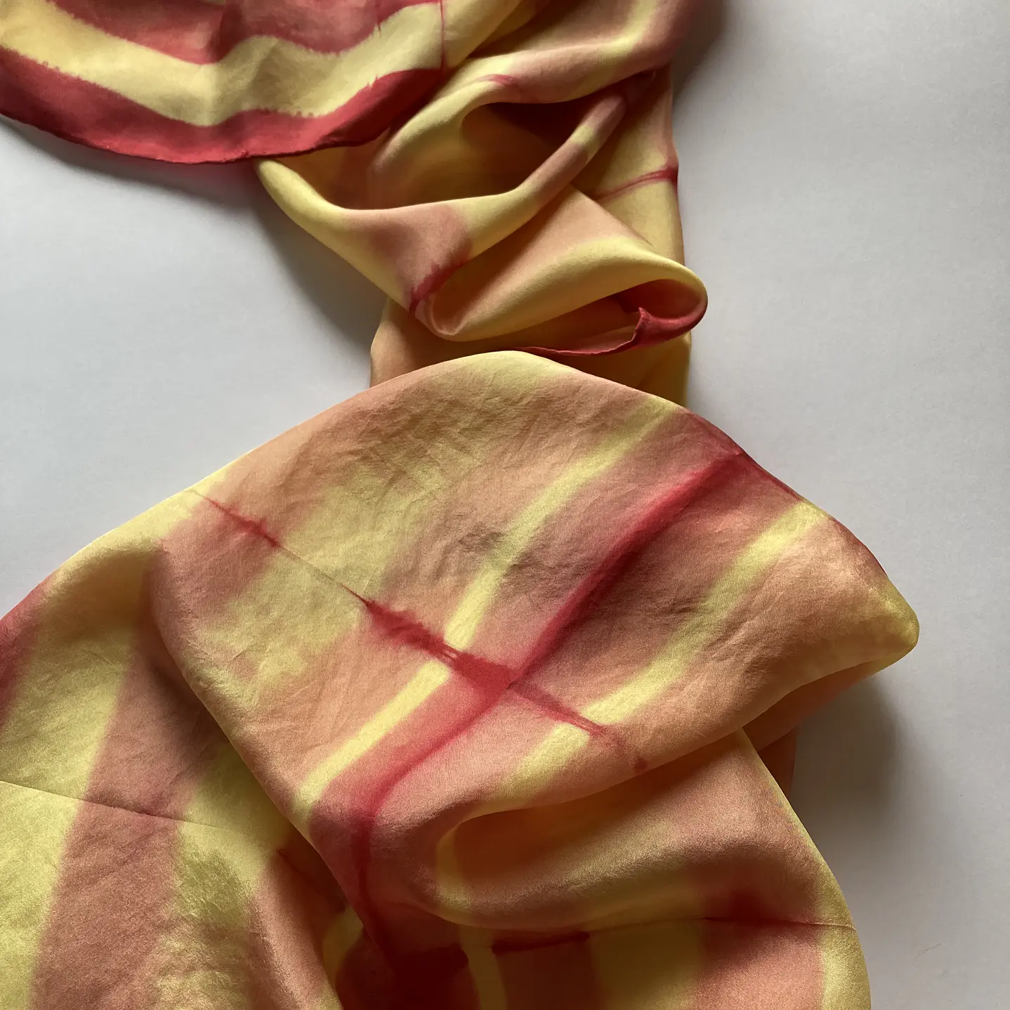 Pañuelo seda líneas oro 2