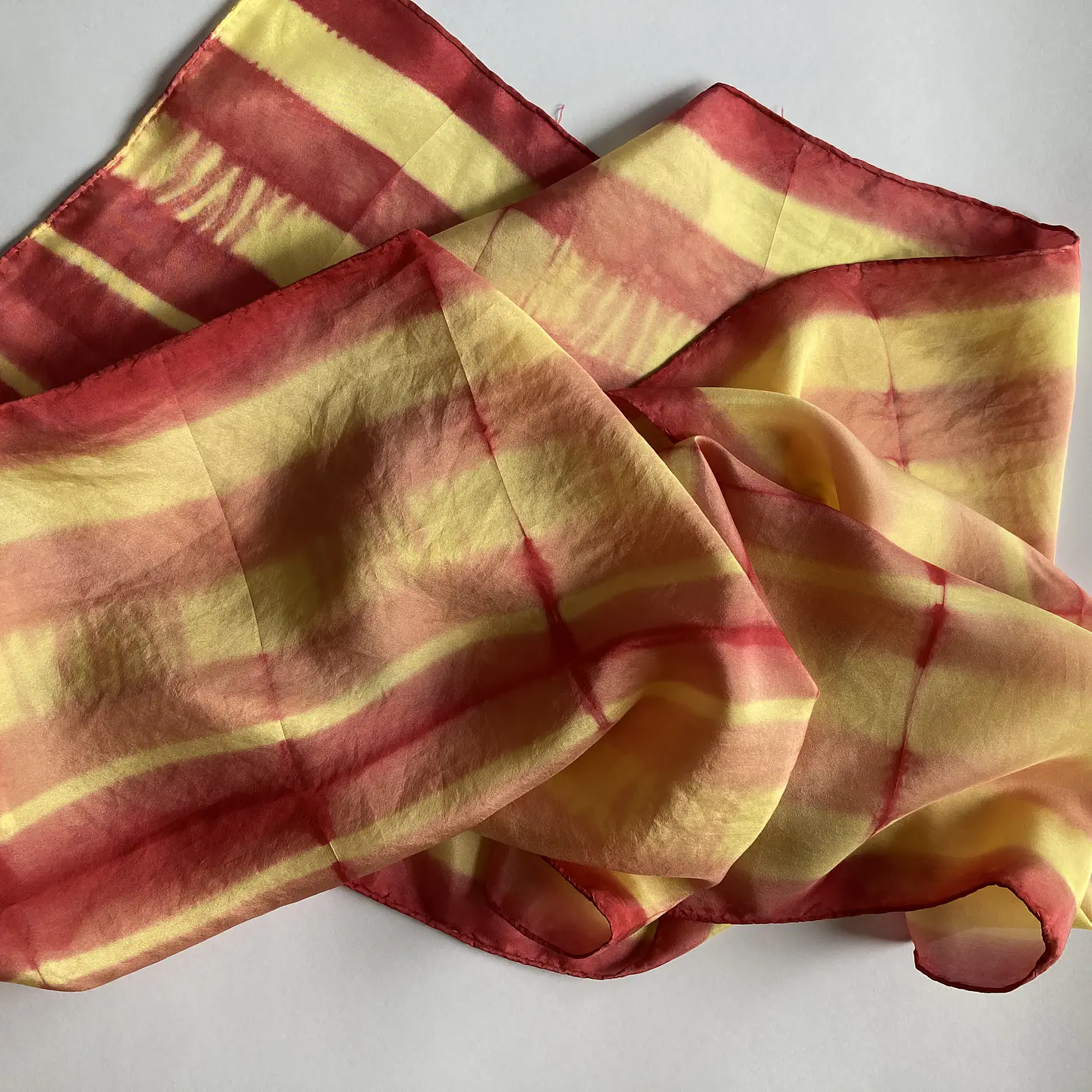 Pañuelo seda líneas oro 3