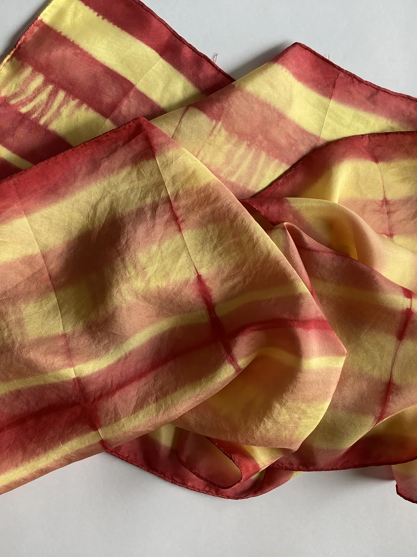 Pañuelo seda líneas oro 3