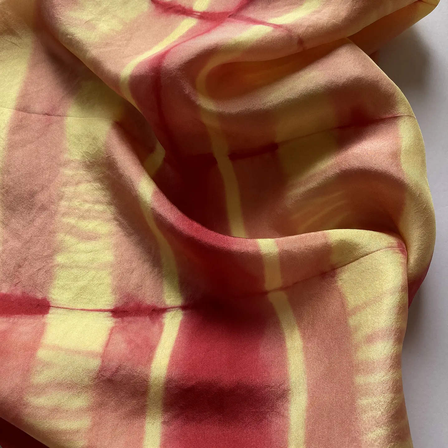 Pañuelo seda líneas oro 4