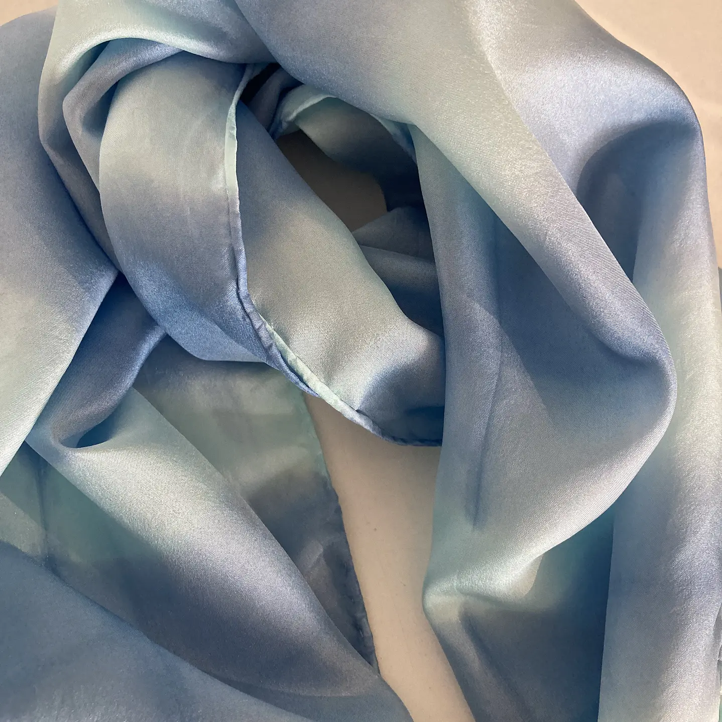 Pañuelo seda rayas celeste 1