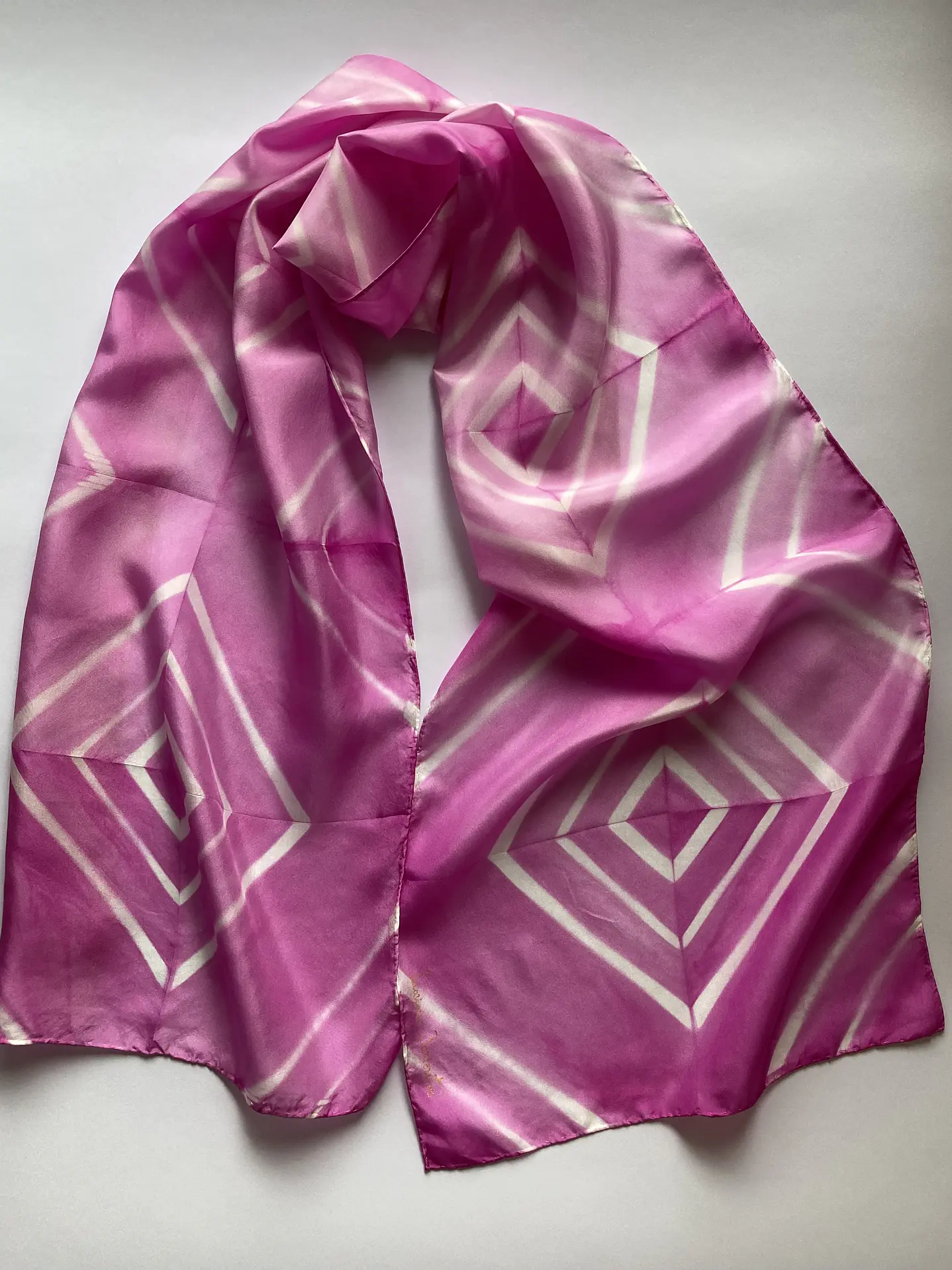 Pañuelo seda geometría rosa  1