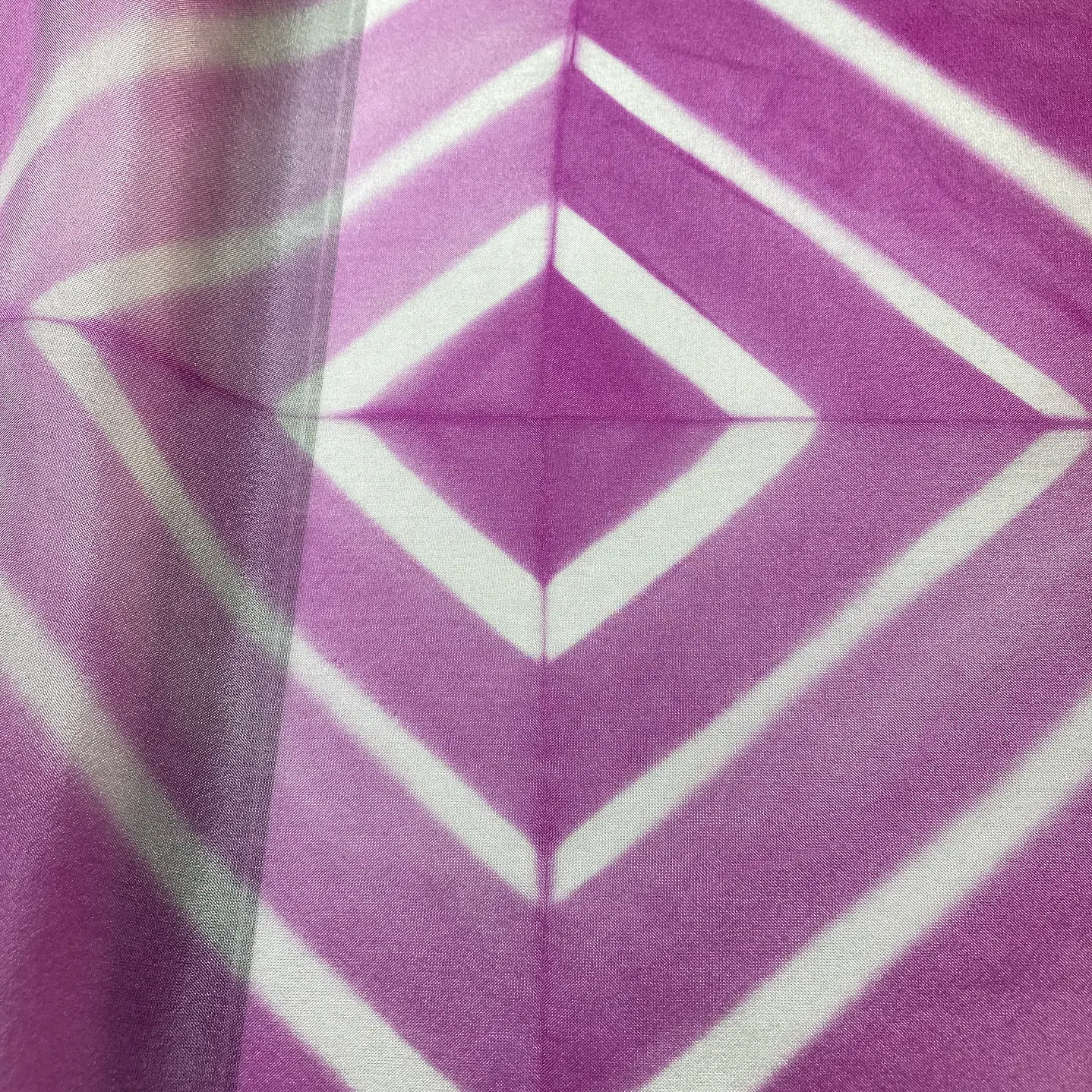 Pañuelo seda geometría rosa  2