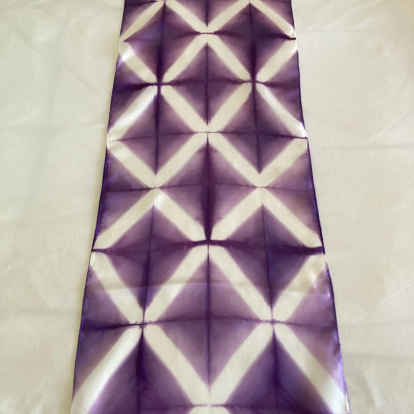 Pañuelo seda geometria  violeta 4