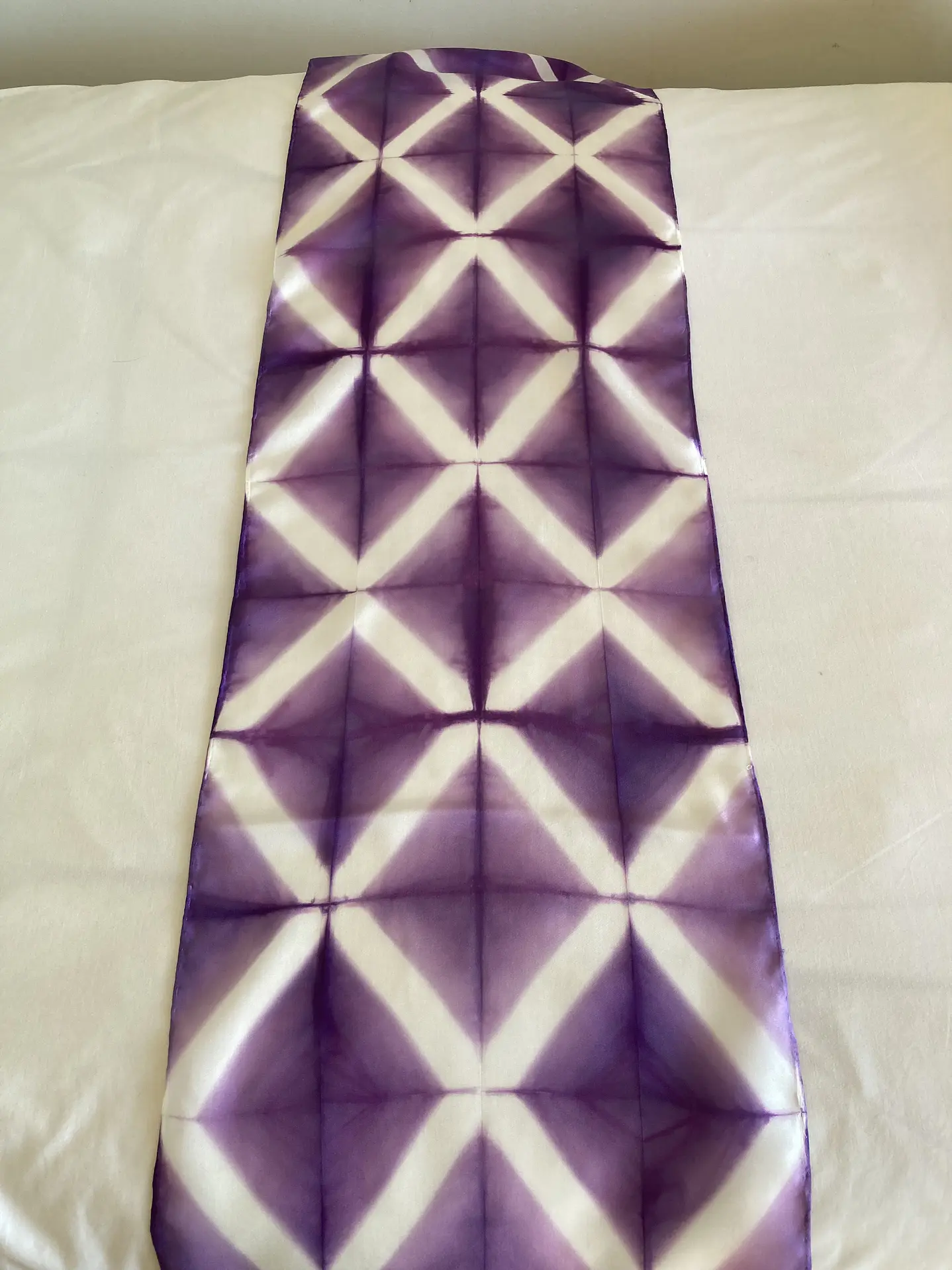Pañuelo seda geometria  violeta 4