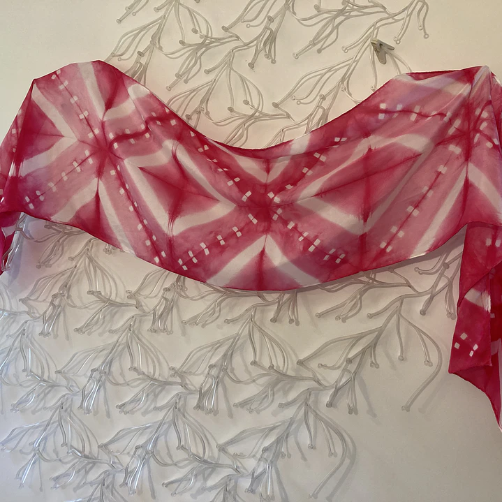 Pañuelo seda rombos y puntos fucsia  1