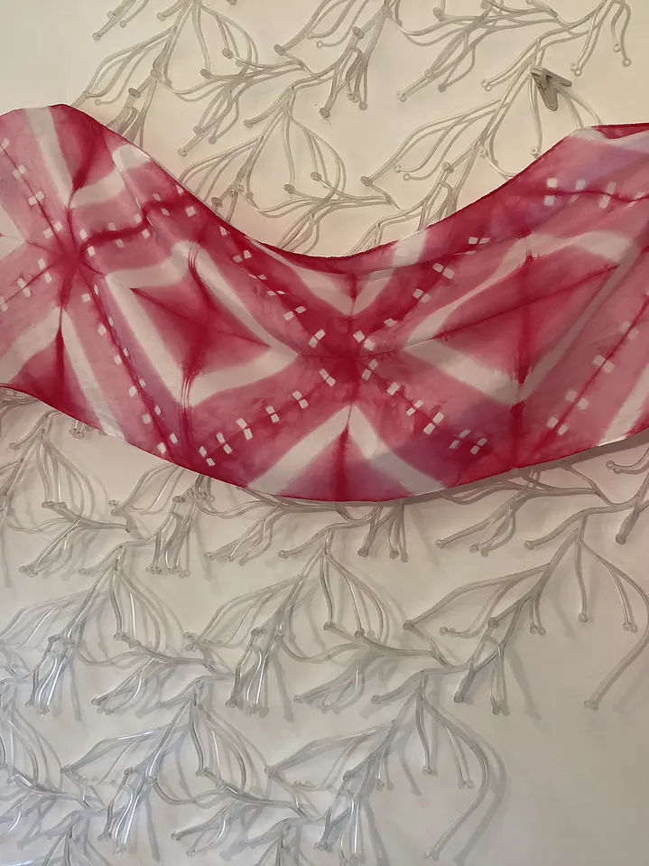Pañuelo seda rombos y puntos fucsia  1