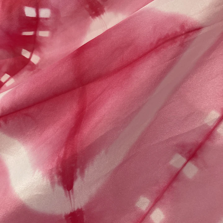 Pañuelo seda rombos y puntos fucsia  2