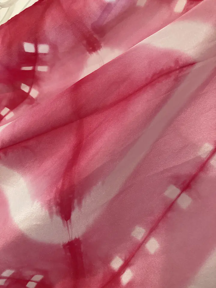 Pañuelo seda rombos y puntos fucsia  2