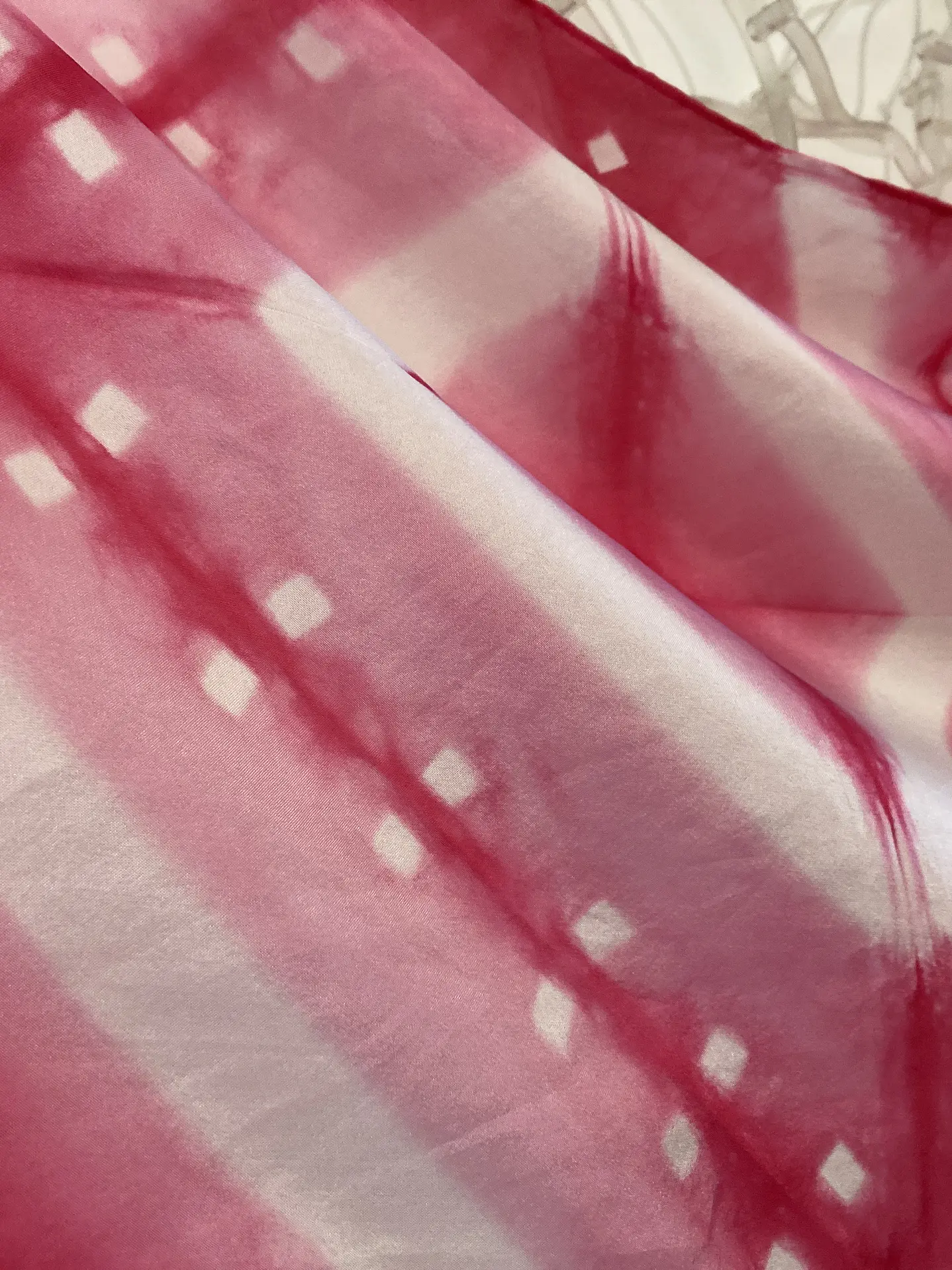 Pañuelo seda rombos y puntos fucsia  3