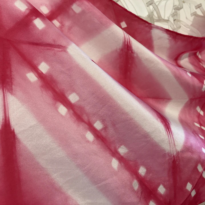 Pañuelo seda rombos y puntos fucsia  3