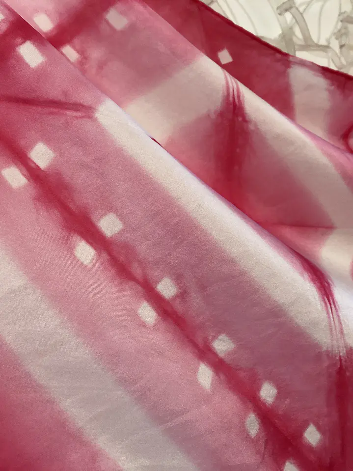 Pañuelo seda rombos y puntos fucsia  3