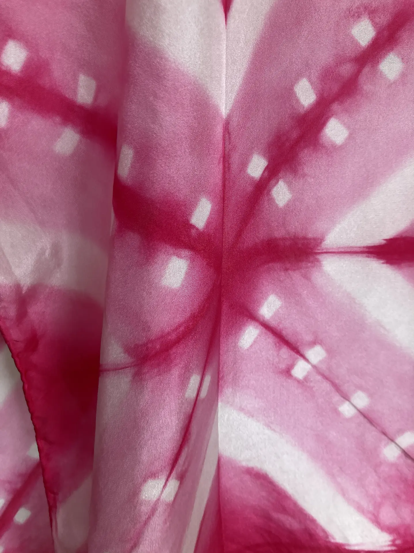 Pañuelo seda rombos y puntos fucsia  4