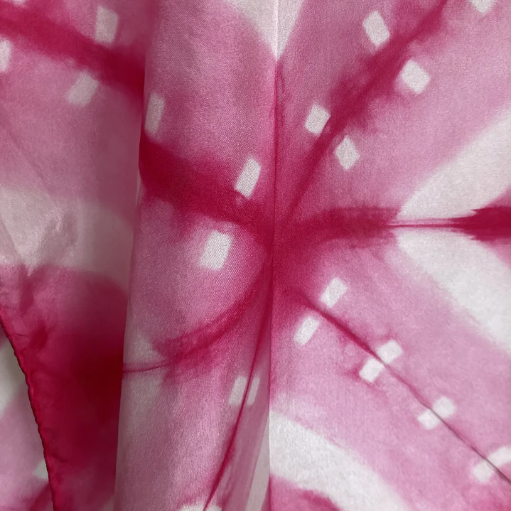 Pañuelo seda rombos y puntos fucsia  4