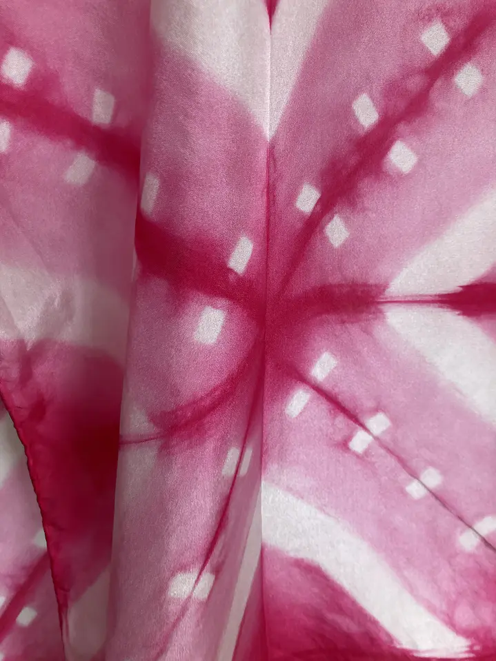 Pañuelo seda rombos y puntos fucsia  4