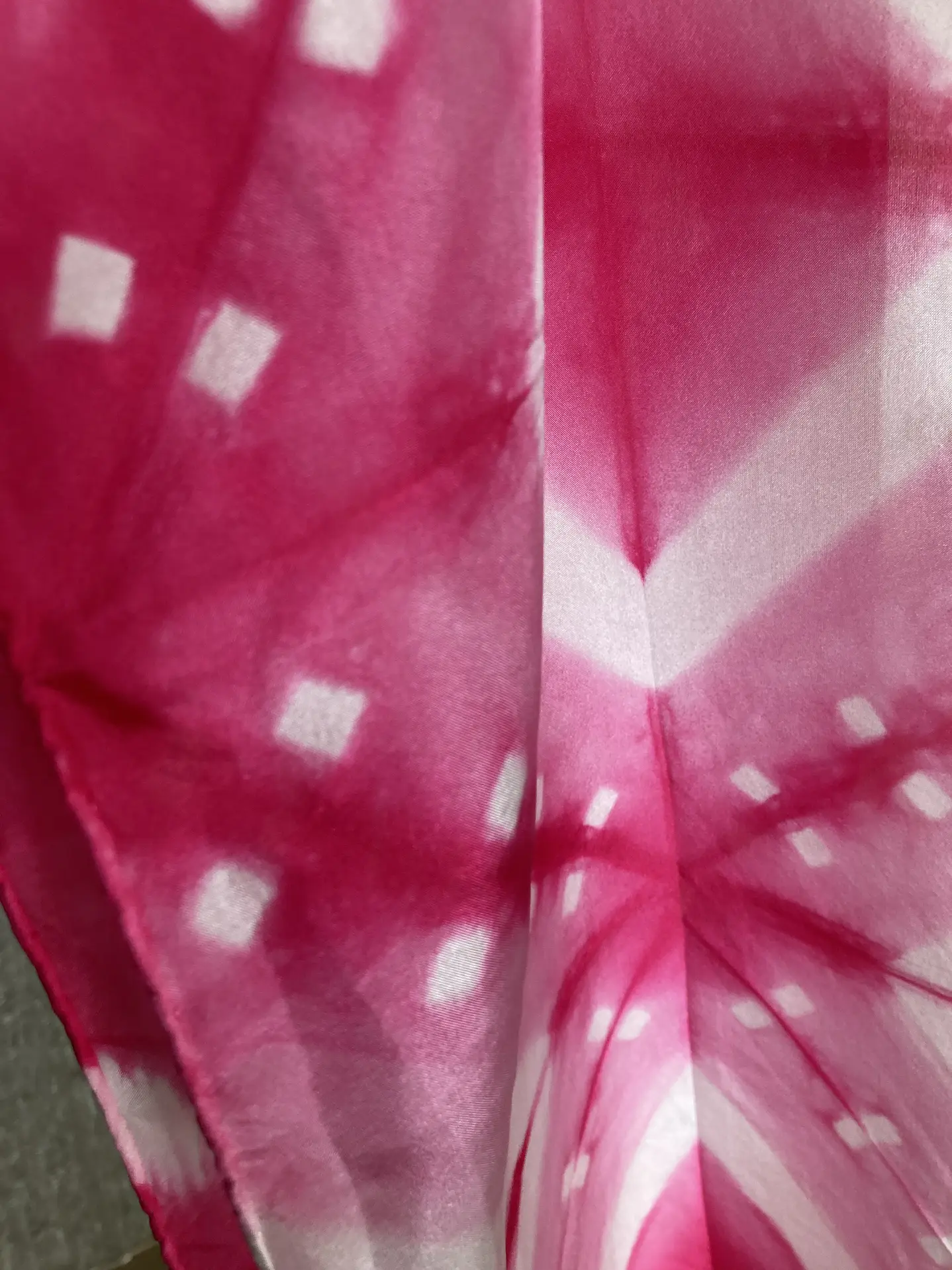 Pañuelo seda rombos y puntos fucsia  5