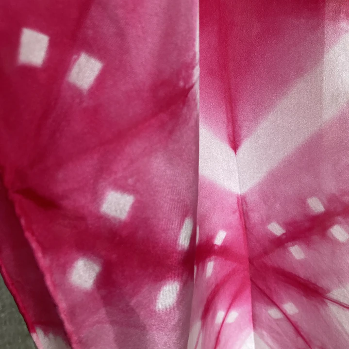 Pañuelo seda rombos y puntos fucsia  5