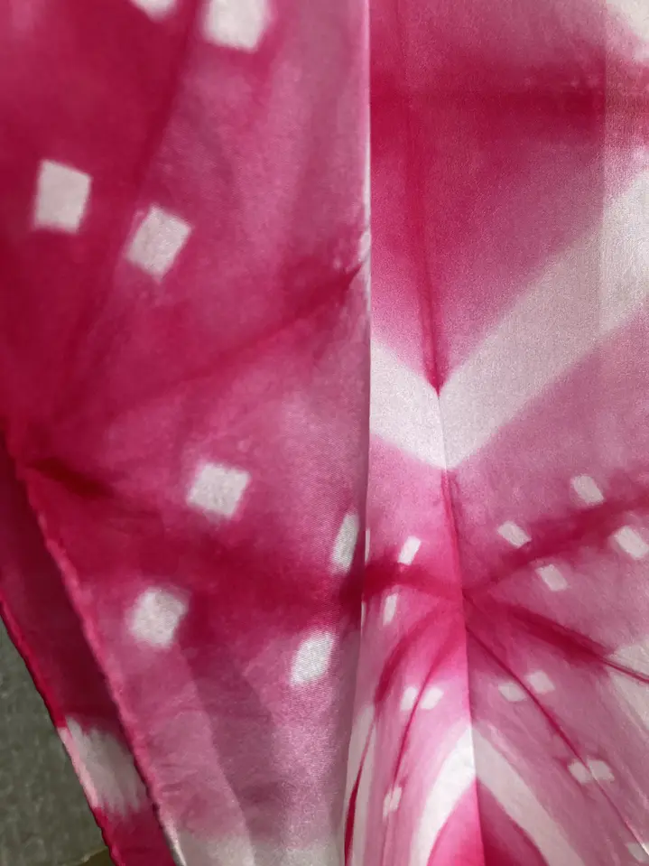 Pañuelo seda rombos y puntos fucsia  5