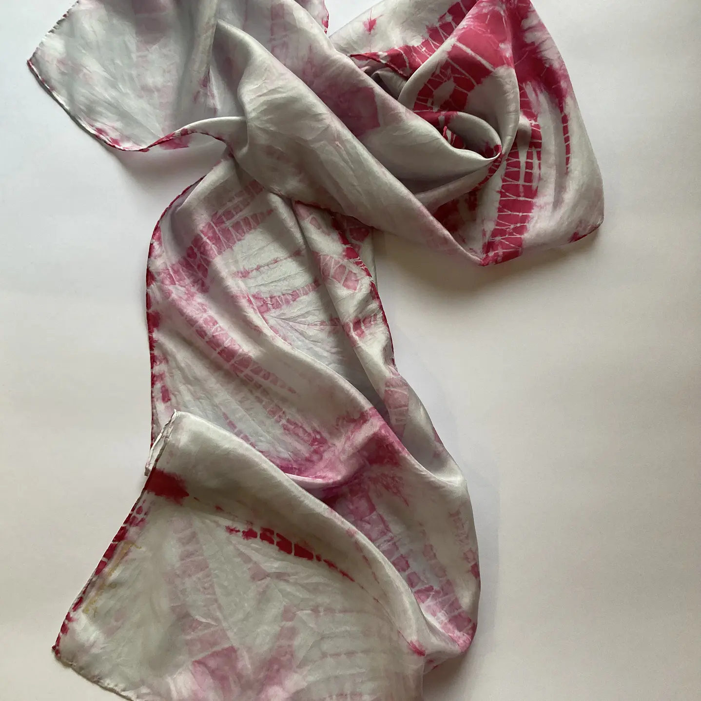 Pañuelo seda gris perla 1