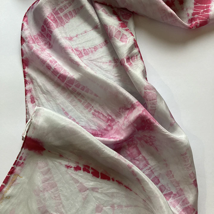 Pañuelo seda gris perla 2