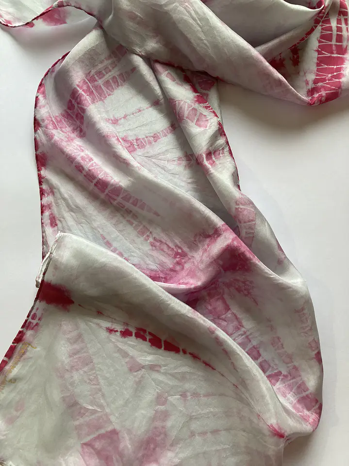 Pañuelo seda gris perla 2