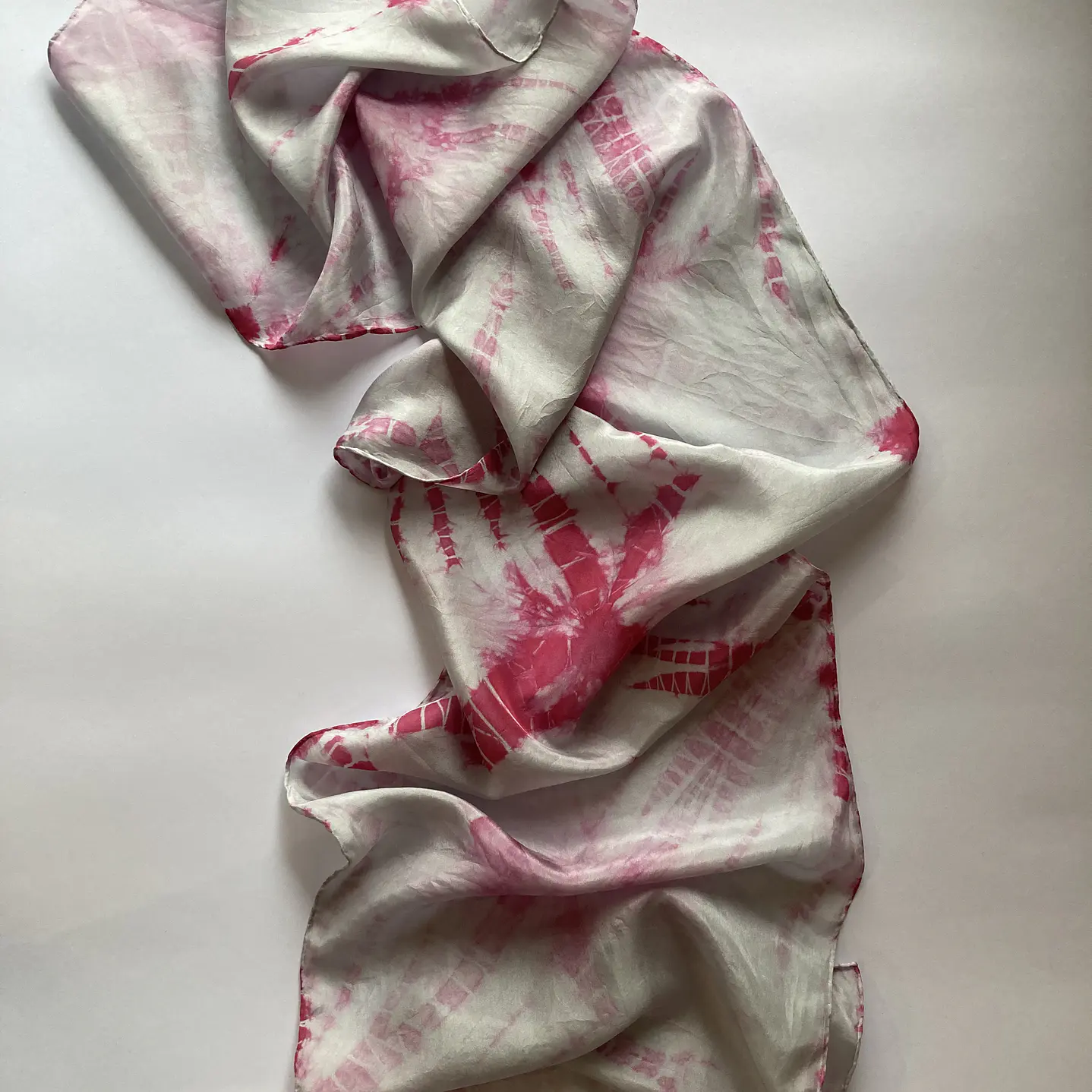 Pañuelo seda gris perla 3