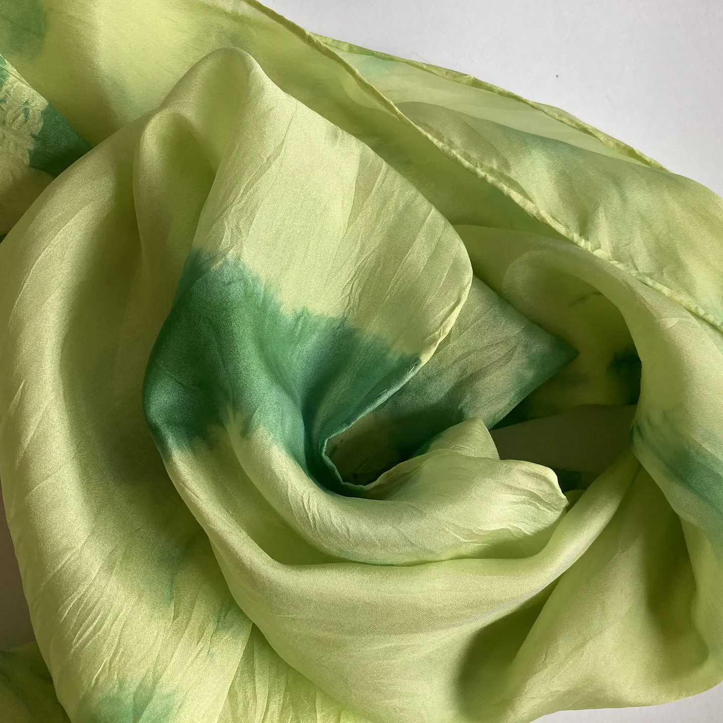 Pañuelo seda abstracto verde 3