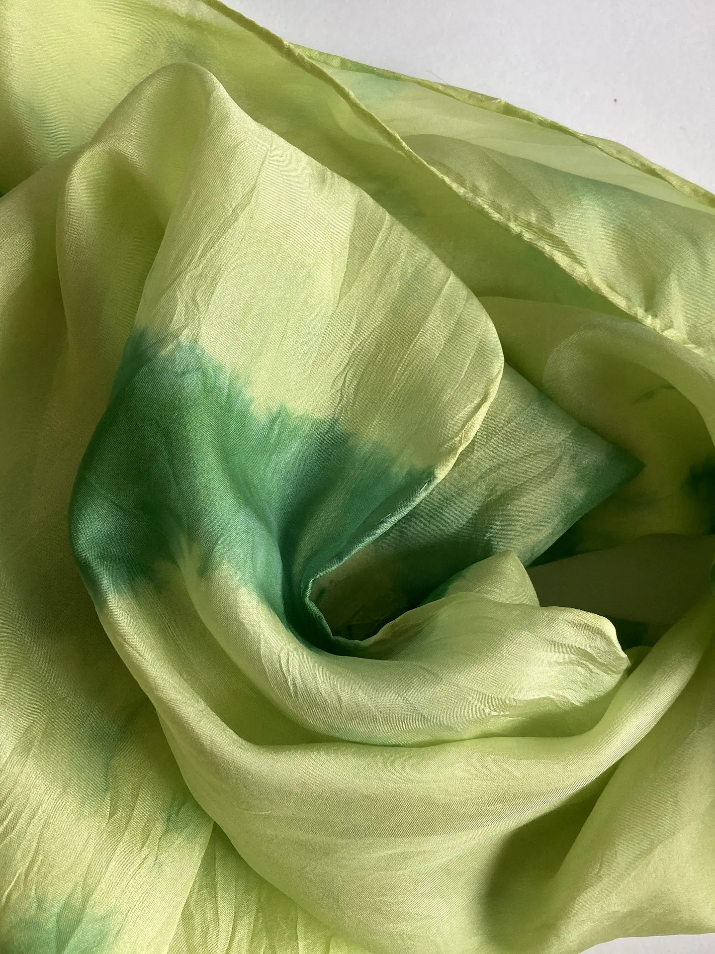 Pañuelo seda abstracto verde 3