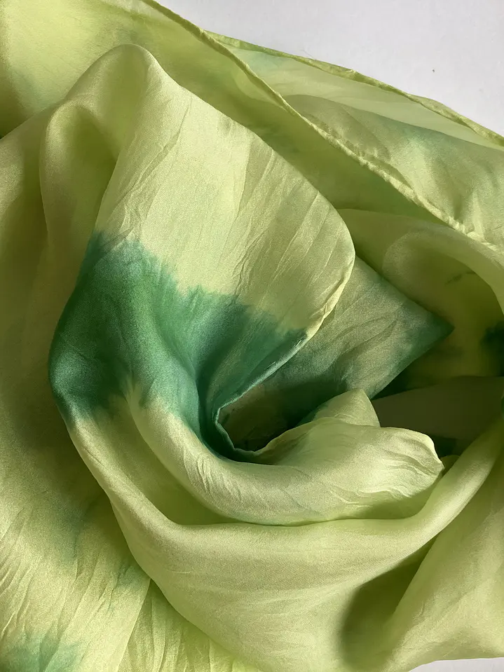 Pañuelo seda abstracto verde 3