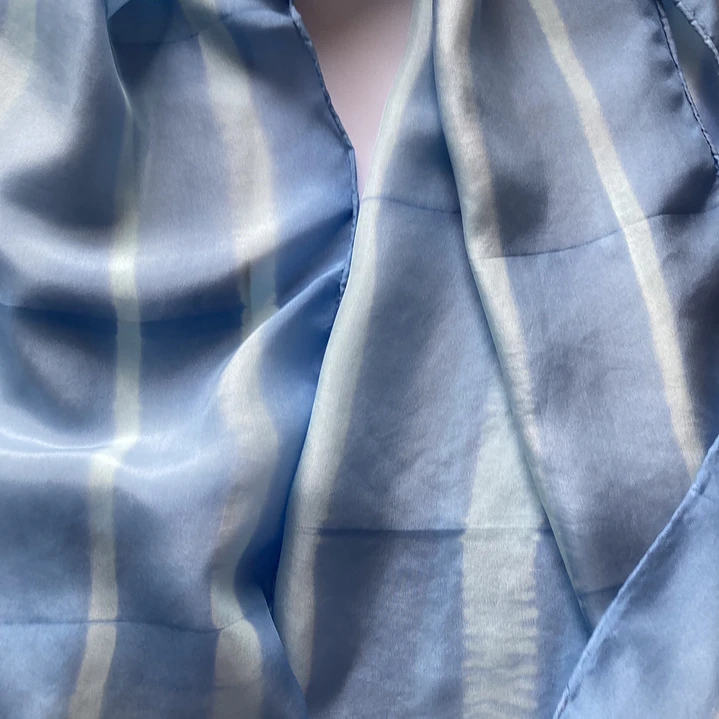 Pañuelo seda líneas celeste 3