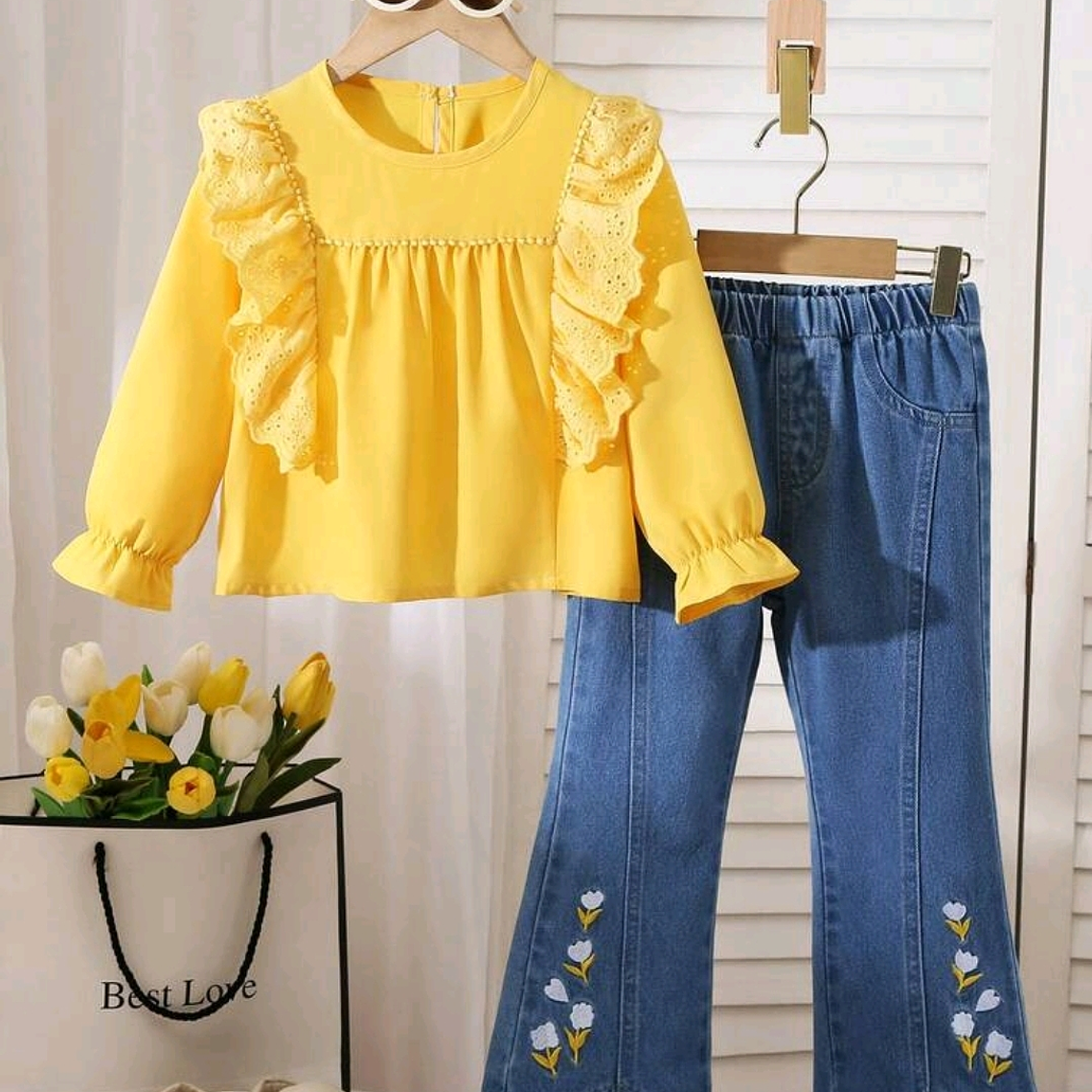 BLUSA + JEANS CON BORDADO FLORAL 1