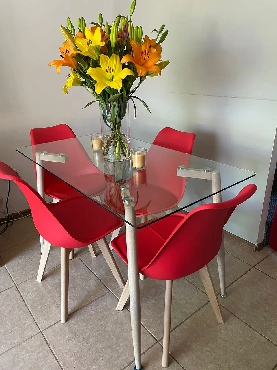 Mesa Rectangular Croacia Vidrio + 4 sillas tulip polipropileno con cojin- comedor 2