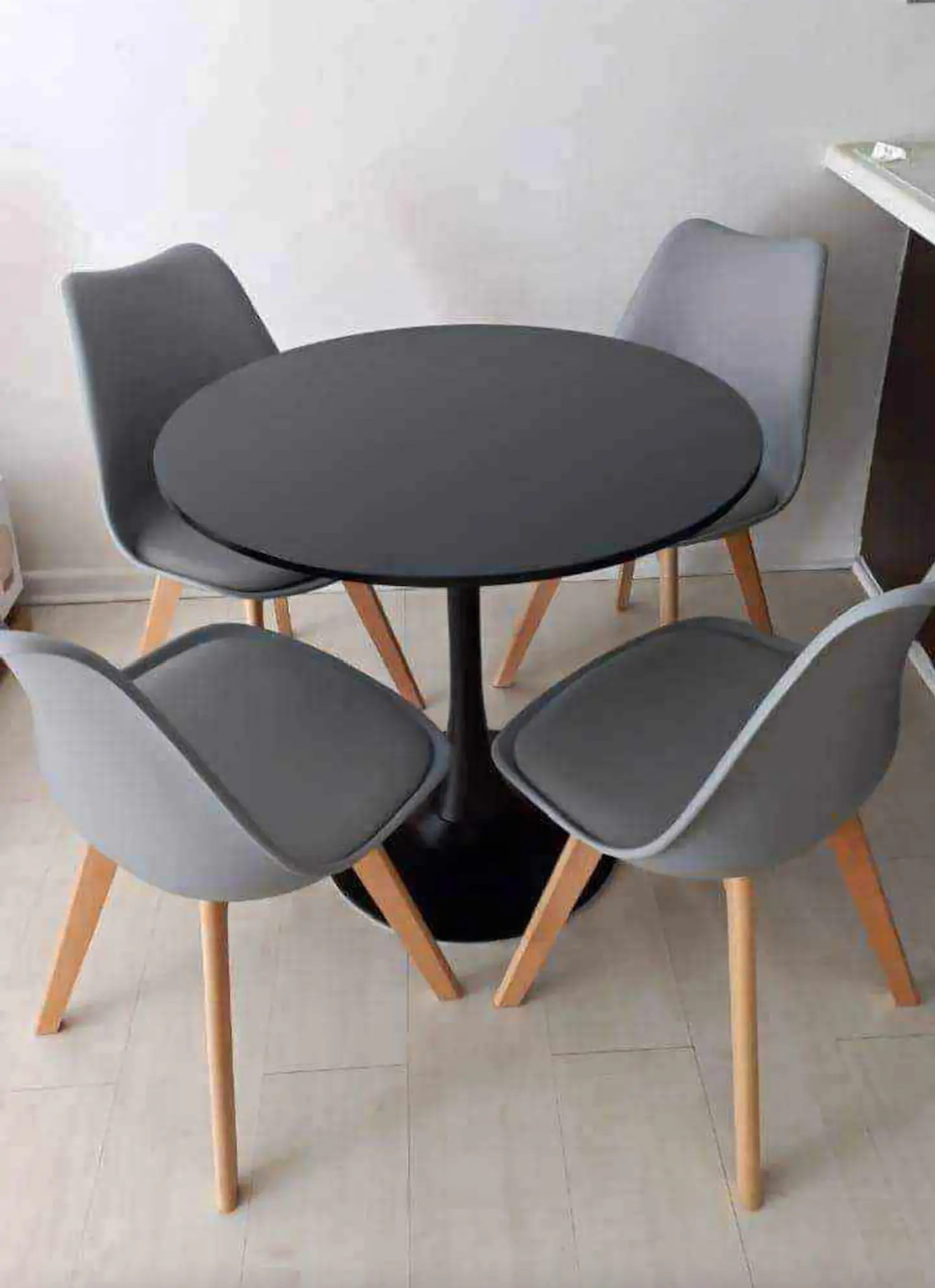 Mesa Tulip mas  Sillas Tulip 4