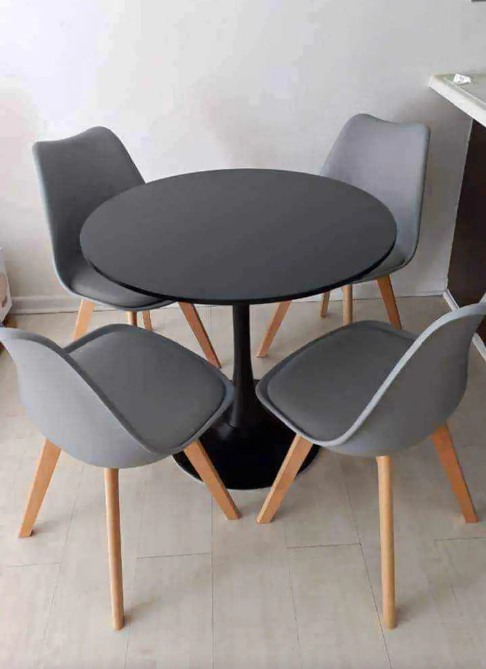 Mesa Tulip mas  Sillas Tulip 4
