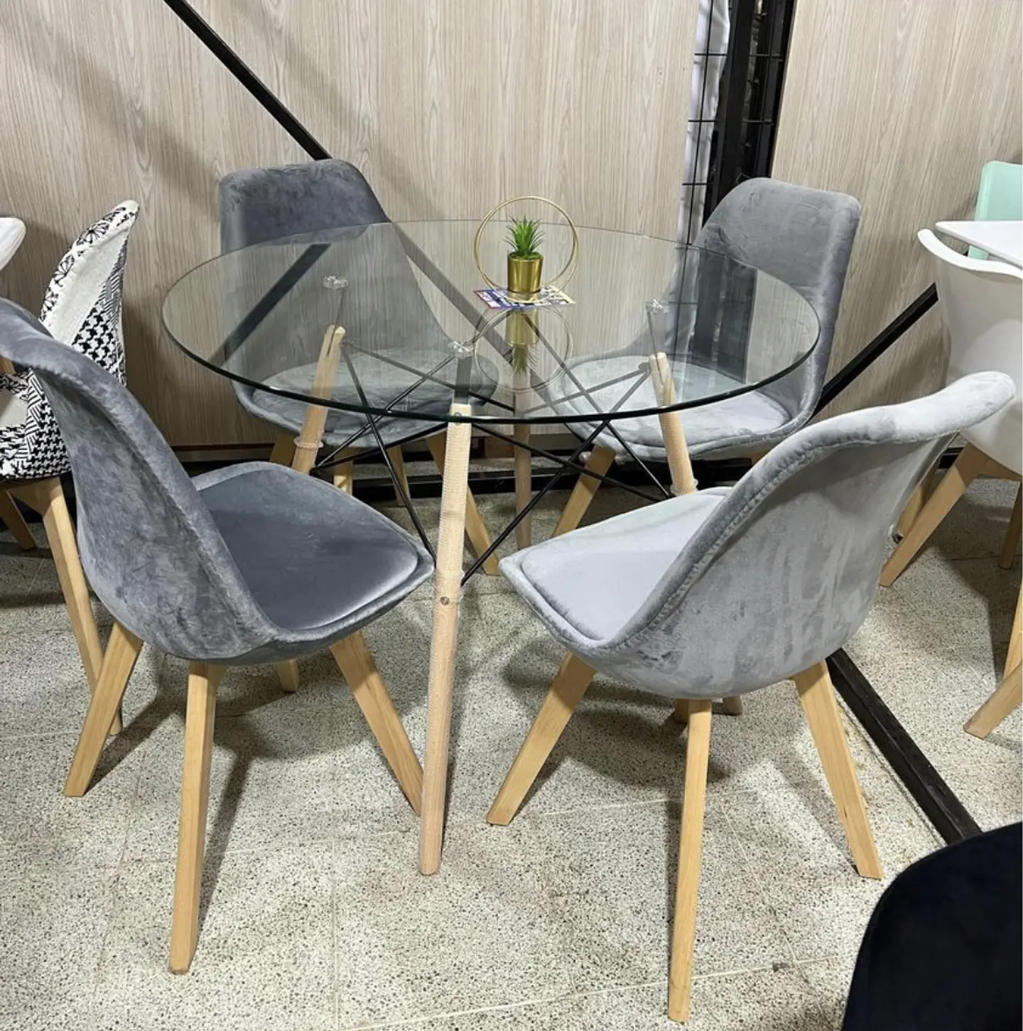 Mesa Redondo eames Vidrio + 4 Sillas Tulip Velvet– comedor 80cm 1