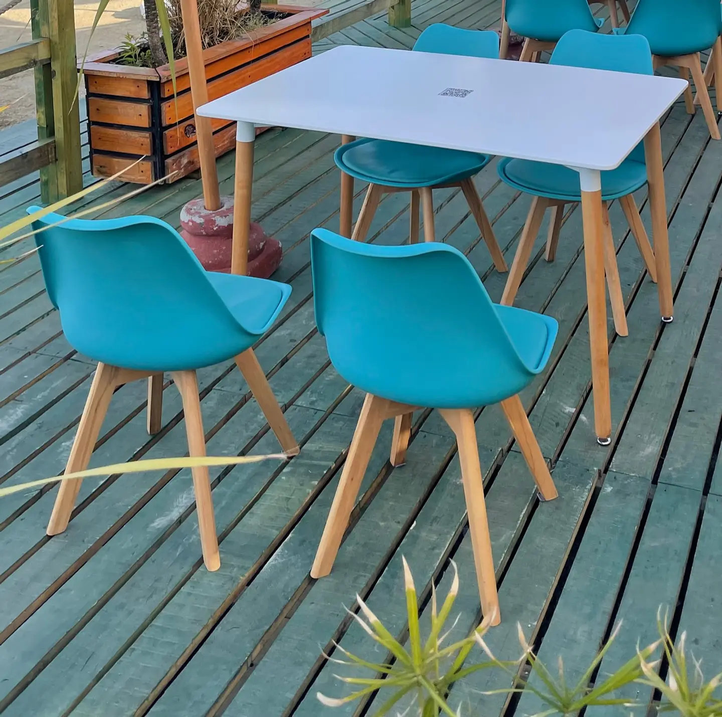 Mesa Rectangular Eames MDF + 4 Sillas Tulip Polipropileno con cojin- comedor 2