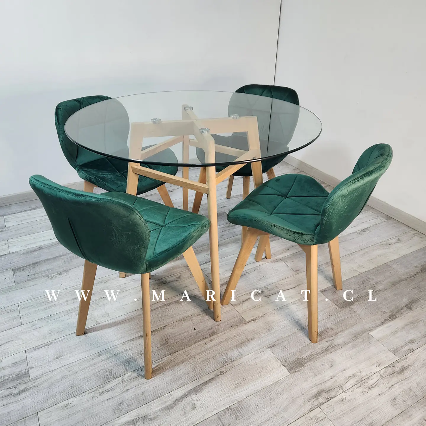 Mesa Nordic Vidrio + Silla Mariposa Felpa 3