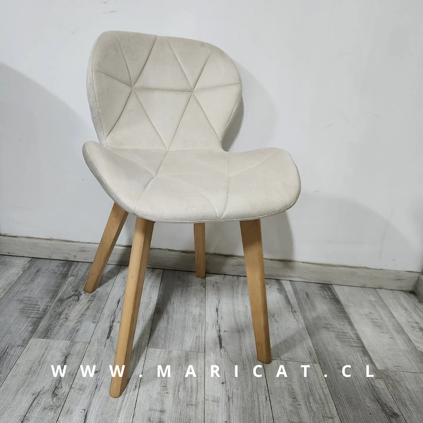 Silla Mariposa de Velvet con Base de Madera de Haya  1