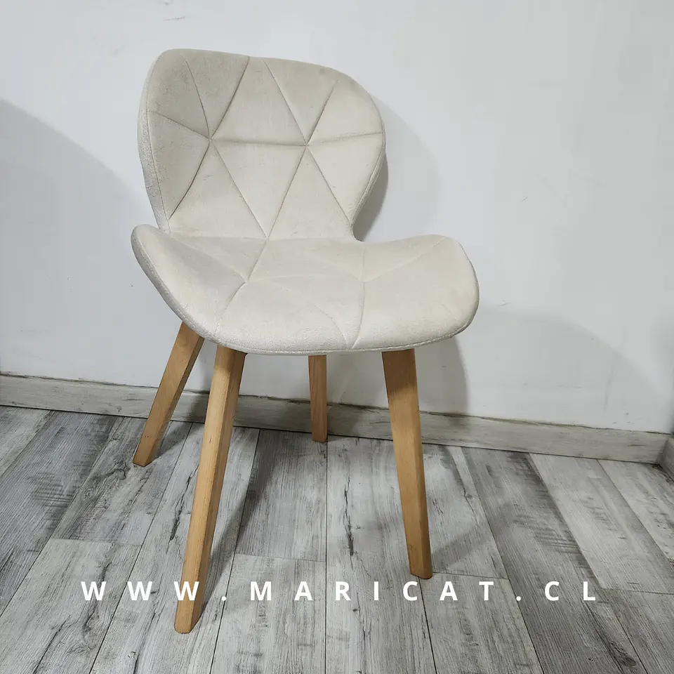 Silla Mariposa de Velvet con Base de Madera de Haya  1