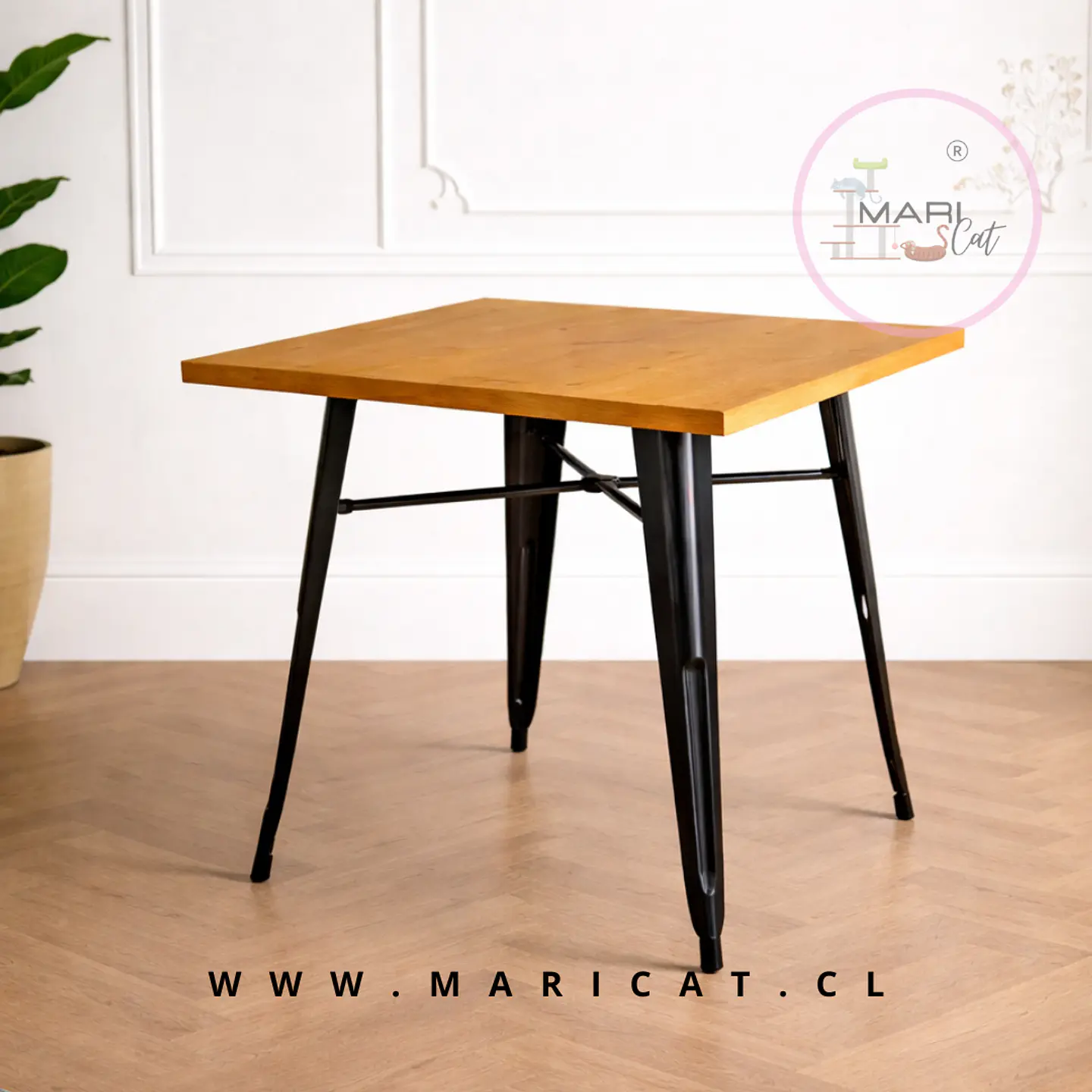 Mesa Tolix Cuadrada Negra con Base de Madera y Patas de Metal Exterior  1