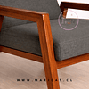 Sillón Marlow de Terciopelo Gris Oscuro con Patas de Madera – Diseño Contemporáneo